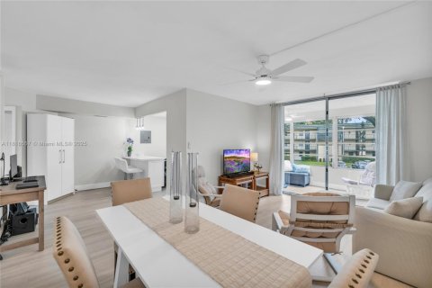 Condo in Tamarac, Florida, 2 bedrooms  № 1770425 - photo 18