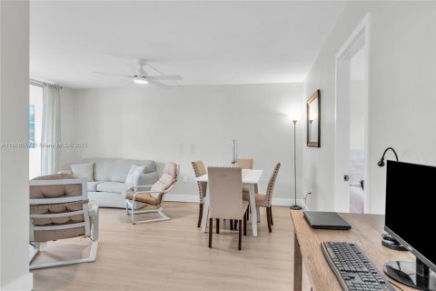 Condo in Tamarac, Florida, 2 bedrooms  № 1770425 - photo 9