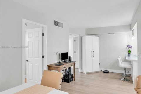 Condo in Tamarac, Florida, 2 bedrooms  № 1770425 - photo 20