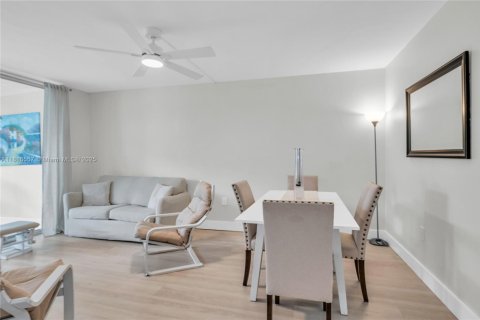 Condo in Tamarac, Florida, 2 bedrooms  № 1770425 - photo 10