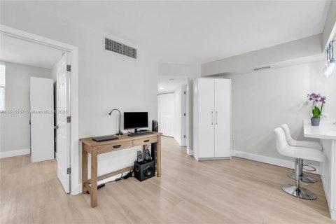 Condo in Tamarac, Florida, 2 bedrooms  № 1770425 - photo 12