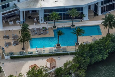 Condominio en alquiler en North Miami Beach, Florida, 4 dormitorios, 211.72 m2 № 1939933 - foto 8