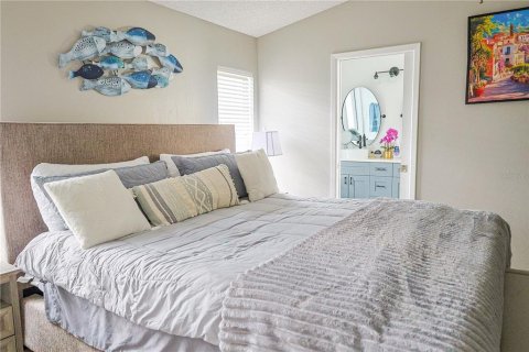 House in Palm Harbor, Florida 4 bedrooms, 151.8 sq.m. № 2352464 - photo 8