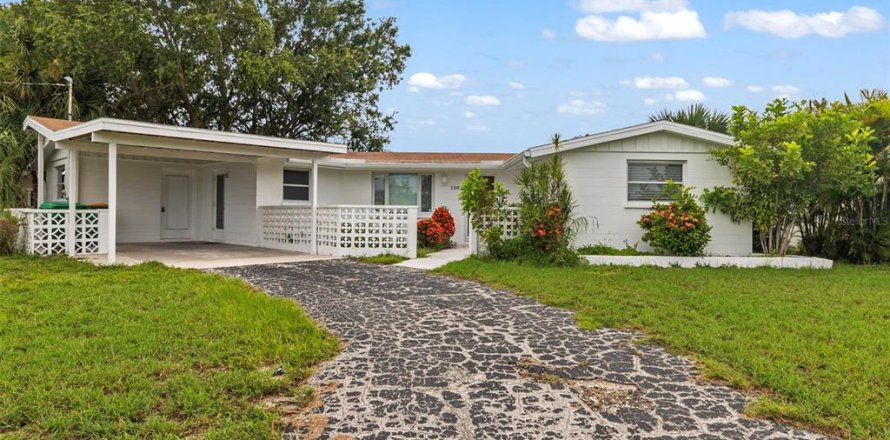 House in Port Charlotte, Florida 2 bedrooms, 113.71 sq.m. № 1880812