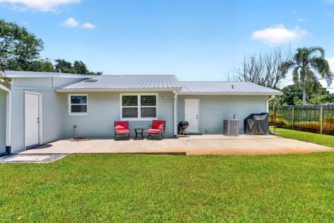 House in South Daytona, Florida 3 bedrooms, 182.09 sq.m. № 2156407 - photo 9