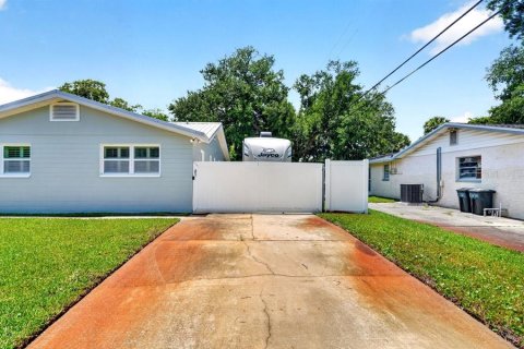 House in South Daytona, Florida 3 bedrooms, 182.09 sq.m. № 2156407 - photo 5