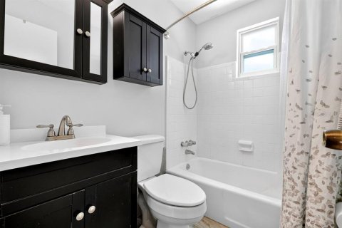 House in South Daytona, Florida 3 bedrooms, 182.09 sq.m. № 2156407 - photo 30