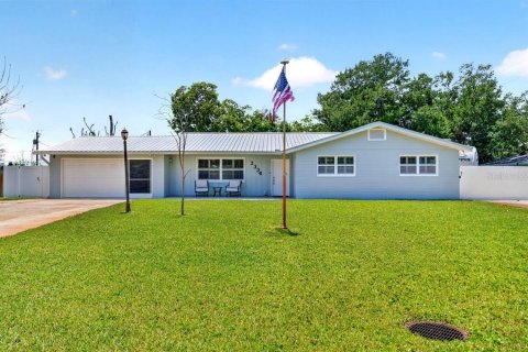 House in South Daytona, Florida 3 bedrooms, 182.09 sq.m. № 2156407