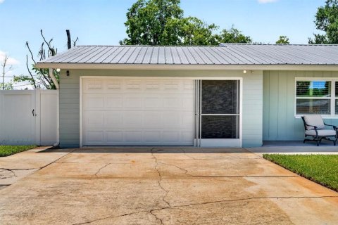 House in South Daytona, Florida 3 bedrooms, 182.09 sq.m. № 2156407 - photo 4