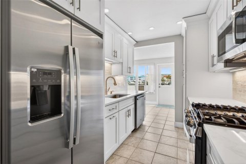 Condo in Gulfport, Florida, 2 bedrooms № 2156000 - photo 18
