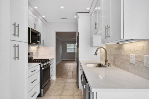 Condo in Gulfport, Florida, 2 bedrooms № 2156000 - photo 17
