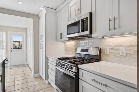Condo in Gulfport, Florida, 2 bedrooms № 2156000 - photo 16