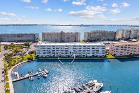Condo in Gulfport, Florida, 2 bedrooms № 2156000