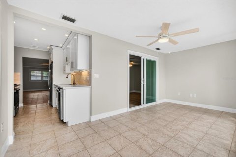 Condo in Gulfport, Florida, 2 bedrooms № 2156000 - photo 24