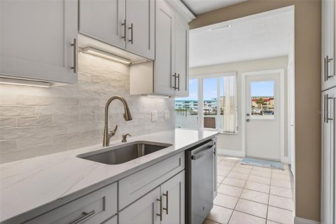 Condo in Gulfport, Florida, 2 bedrooms № 2156000 - photo 19
