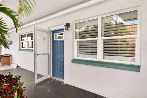 Condo in Gulfport, Florida, 2 bedrooms № 2156000 - photo 2