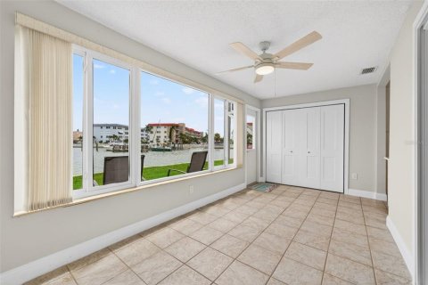 Condo in Gulfport, Florida, 2 bedrooms № 2156000 - photo 23