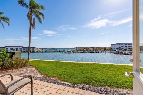 Condo in Gulfport, Florida, 2 bedrooms № 2156000 - photo 3