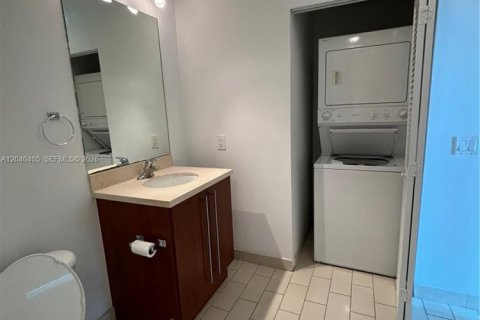 Condo in Miami, Florida, 2 bedrooms  № 2086663 - photo 26