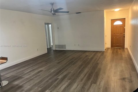 Снять в аренду таунхаус в Майами-Лейкс, Флорида 2 спальни, 123.84м2, № 2059170 - фото 4