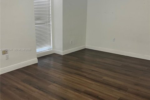 Снять в аренду таунхаус в Майами-Лейкс, Флорида 2 спальни, 123.84м2, № 2059170 - фото 8