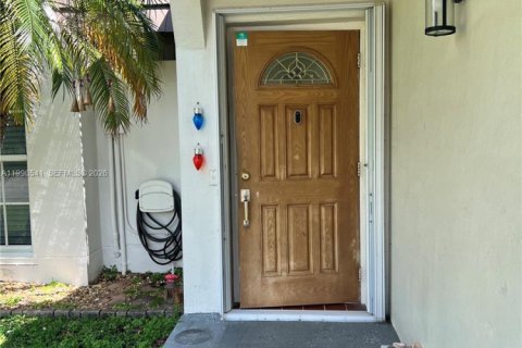 Снять в аренду таунхаус в Майами-Лейкс, Флорида 2 спальни, 123.84м2, № 2059170 - фото 3