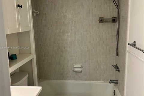 Снять в аренду таунхаус в Майами-Лейкс, Флорида 2 спальни, 123.84м2, № 2059170 - фото 11