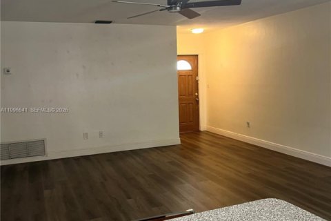 Снять в аренду таунхаус в Майами-Лейкс, Флорида 2 спальни, 123.84м2, № 2059170 - фото 5