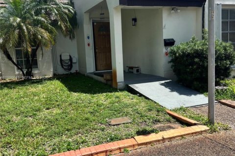 Снять в аренду таунхаус в Майами-Лейкс, Флорида 2 спальни, 123.84м2, № 2059170 - фото 1