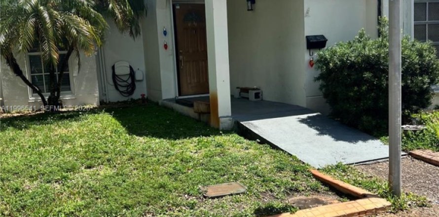 Таунхаус в Майами-Лейкс, Флорида 2 спальни, 123.84м2 № 2059170