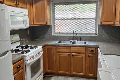 Снять в аренду таунхаус в Майами-Лейкс, Флорида 2 спальни, 123.84м2, № 2059170 - фото 7