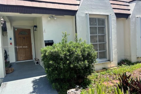 Снять в аренду таунхаус в Майами-Лейкс, Флорида 2 спальни, 123.84м2, № 2059170 - фото 2
