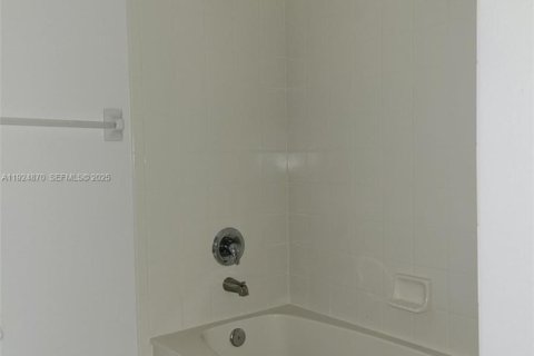 Touwnhouse à louer à Miami Gardens, Floride: 2 chambres, 105.91 m2 № 2042302 - photo 12