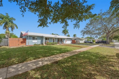 House in Plantation, Florida 4 bedrooms, 192.68 sq.m. № 2033283 - photo 2