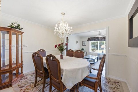 House in Plantation, Florida 4 bedrooms, 192.68 sq.m. № 2033283 - photo 10