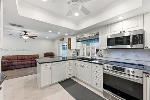 House in Plantation, Florida 4 bedrooms, 192.68 sq.m. № 2033283 - photo 11