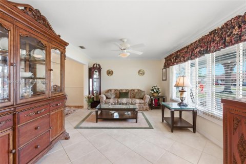 House in Plantation, Florida 4 bedrooms, 192.68 sq.m. № 2033283 - photo 6