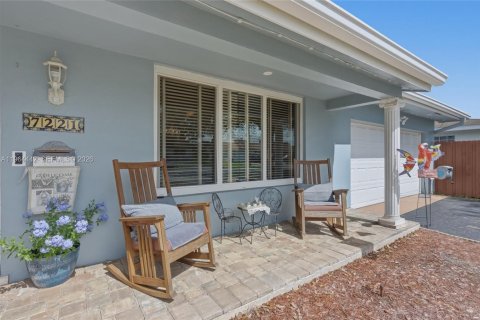 House in Plantation, Florida 4 bedrooms, 192.68 sq.m. № 2033283 - photo 4