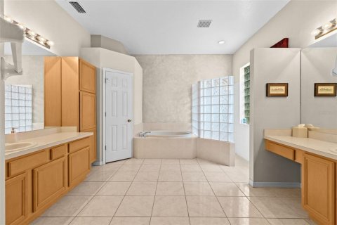 House in Lutz, Florida 4 bedrooms, 266.72 sq.m. № 1877338 - photo 29