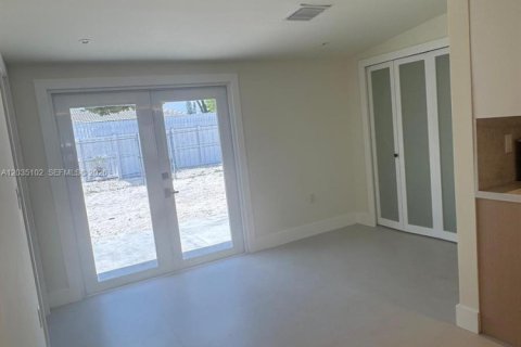 House in Hialeah, Florida 2 bedrooms, 105.82 sq.m. № 2168643 - photo 5