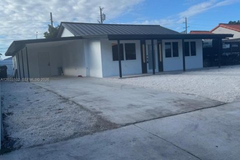 House in Hialeah, Florida 2 bedrooms, 105.82 sq.m. № 2168643 - photo 1