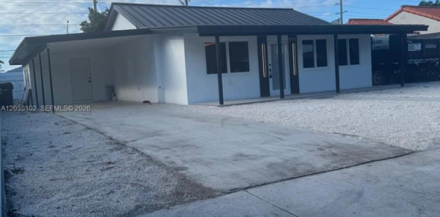 House in Hialeah, Florida 2 bedrooms, 105.82 sq.m. № 2168643