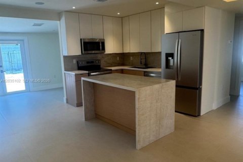 House in Hialeah, Florida 2 bedrooms, 105.82 sq.m. № 2168643 - photo 6