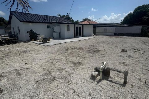 House in Hialeah, Florida 2 bedrooms, 105.82 sq.m. № 2168643 - photo 3