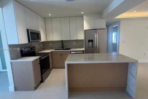 House in Hialeah, Florida 2 bedrooms, 105.82 sq.m. № 2168643 - photo 7