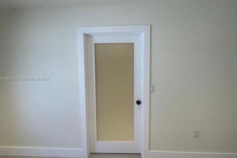House in Hialeah, Florida 2 bedrooms, 105.82 sq.m. № 2168643 - photo 12