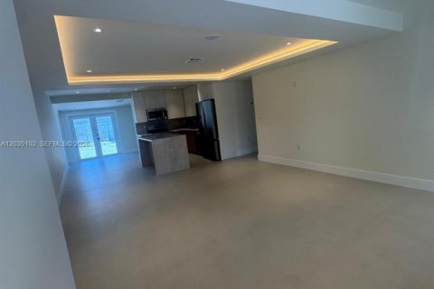 House in Hialeah, Florida 2 bedrooms, 105.82 sq.m. № 2168643 - photo 9