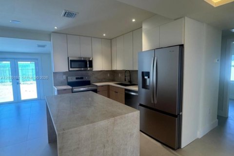 House in Hialeah, Florida 2 bedrooms, 105.82 sq.m. № 2168643 - photo 8