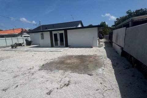 House in Hialeah, Florida 2 bedrooms, 105.82 sq.m. № 2168643 - photo 2