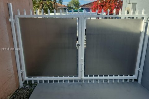 Copropriété à louer à Hialeah, Floride: 2 chambres, 101.26 m2 № 2049841 - photo 2